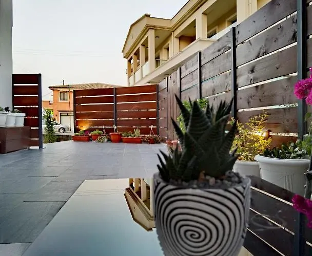 Elia Room & Garden II