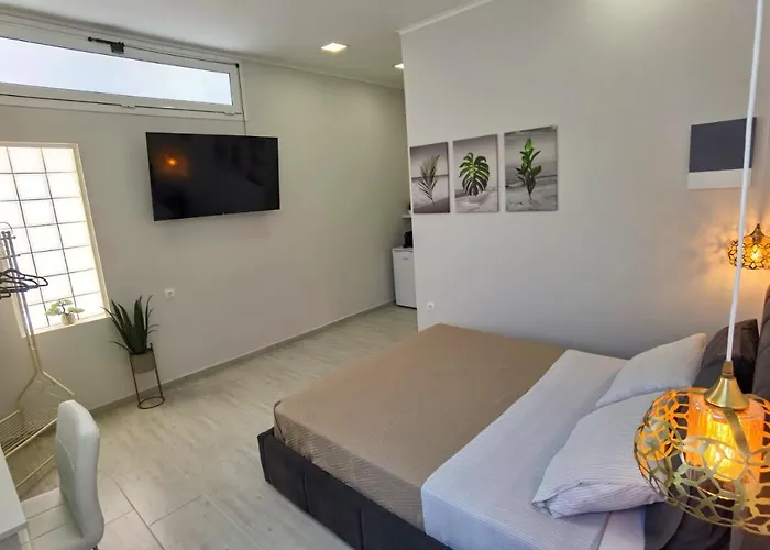 Elia Room & Garden II